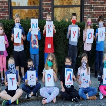 students with signs - thank you veterans